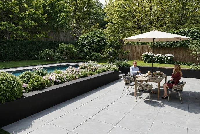 Terrasse en grès cérame aménagée autour d'une piscine